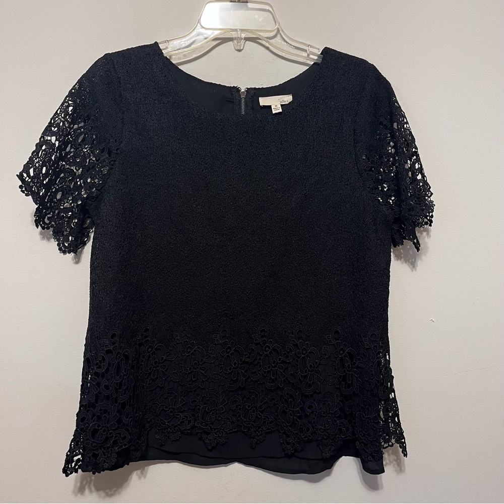 jella c. Black Lace lined Top Size Médium